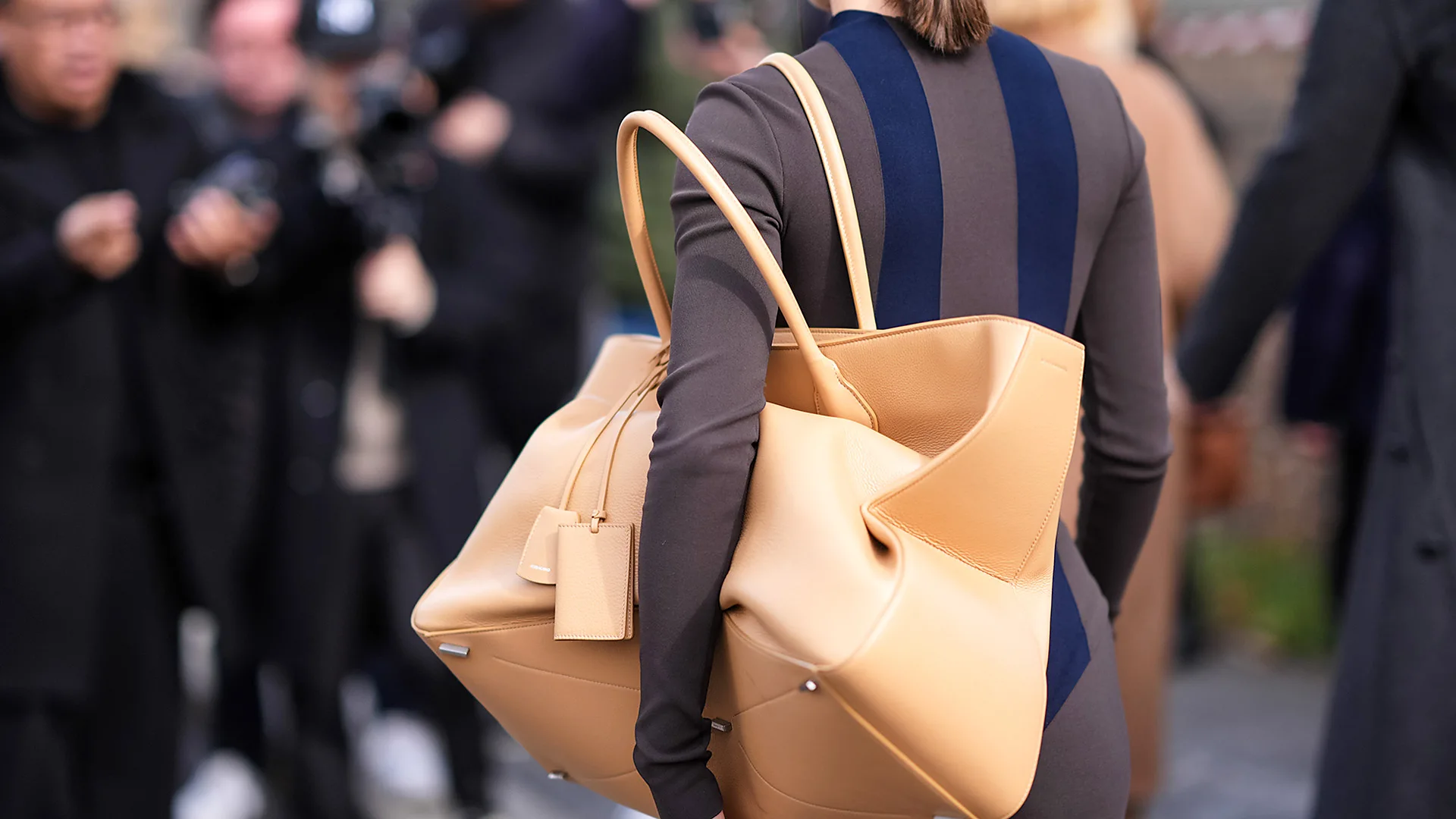 Oversized Leather Tote Bags Replacing Backpacks in Daily City Use
